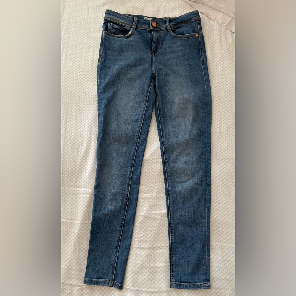 Zara Slim fit/Skinny Jeans. Size US04